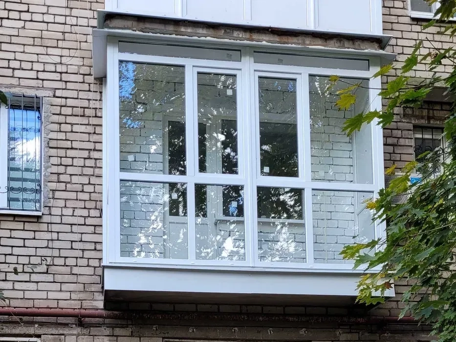 Французький балкон - надійно, економія на обшивці. Балкон під ключ.