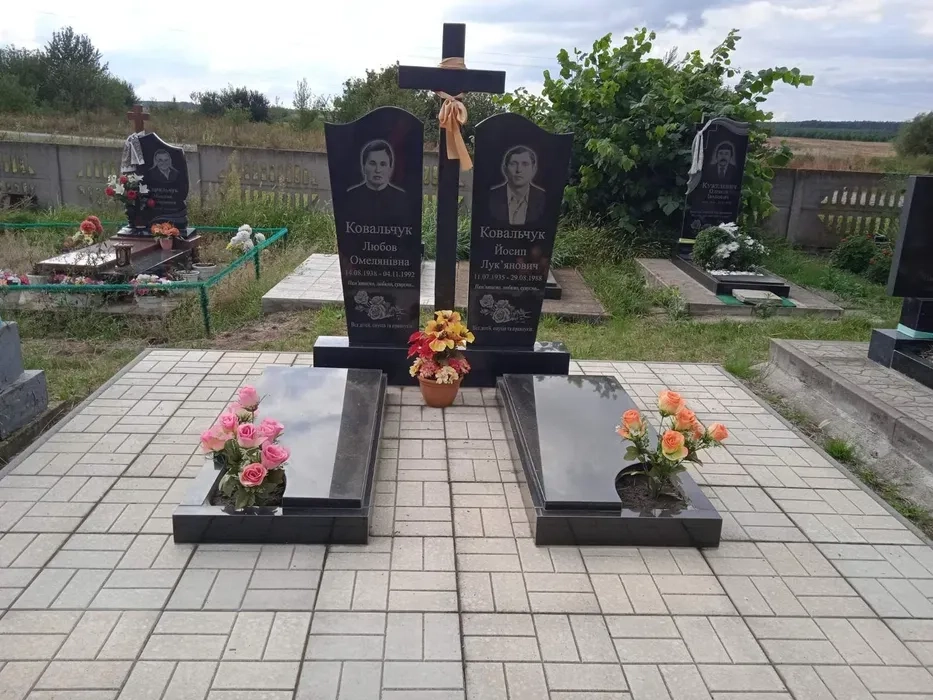 Одинарні, подвійні, європейські, військові пам'ятники