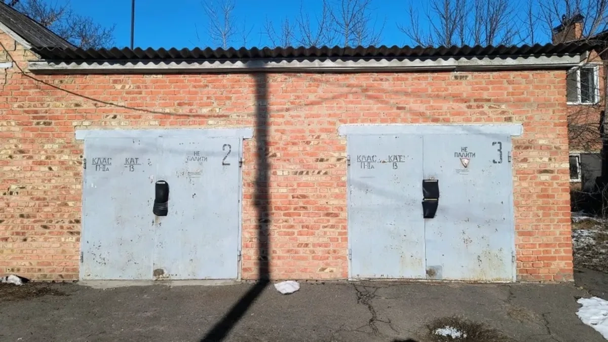 Цегляний гараж для авто, зручний заїзд