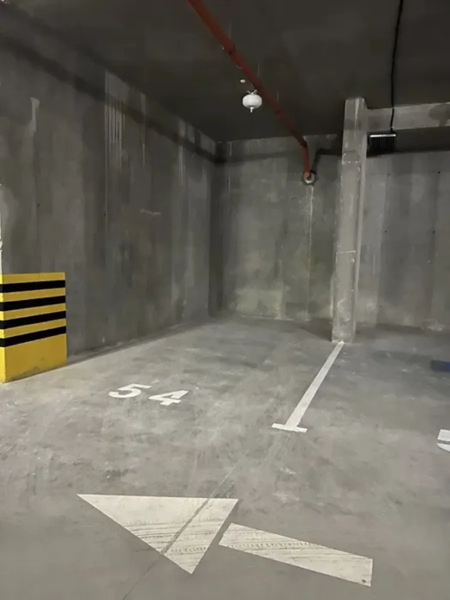 Просторе та зручне паркомісце з хорошим розташуванням у паркінгу