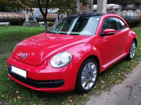 234 Volkswagen New Beetle червоний на зйомки фотосесію 