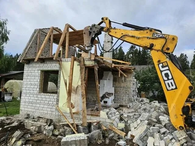 Демонтажные работы. Уборка участков.Спил деревьев.