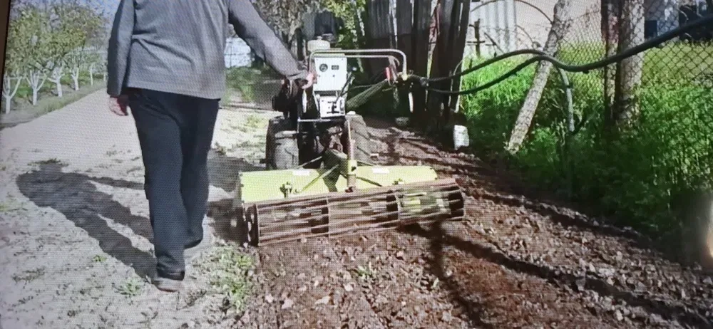 В Умані Культивація землі вспашка фрезерування важким мотоблоком