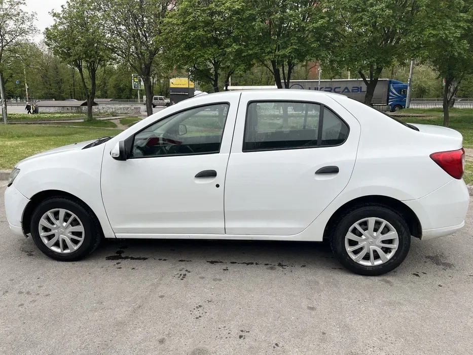 Автомобіль Renault Logan для роботи на таксі , особистого використання