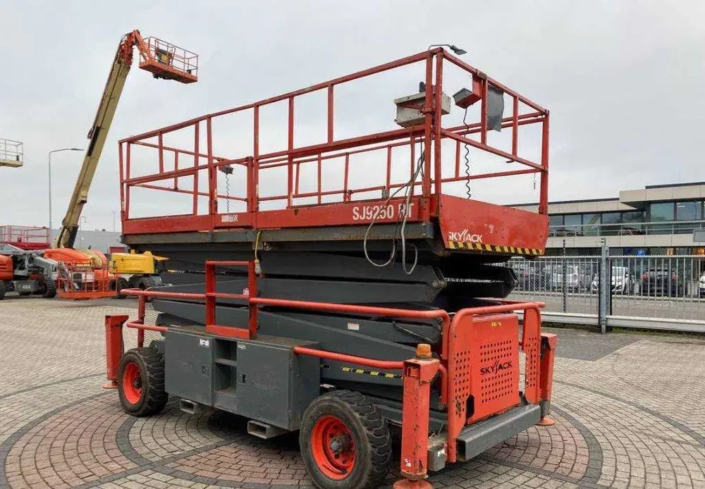 Послуги ножичного самохідного підйомника