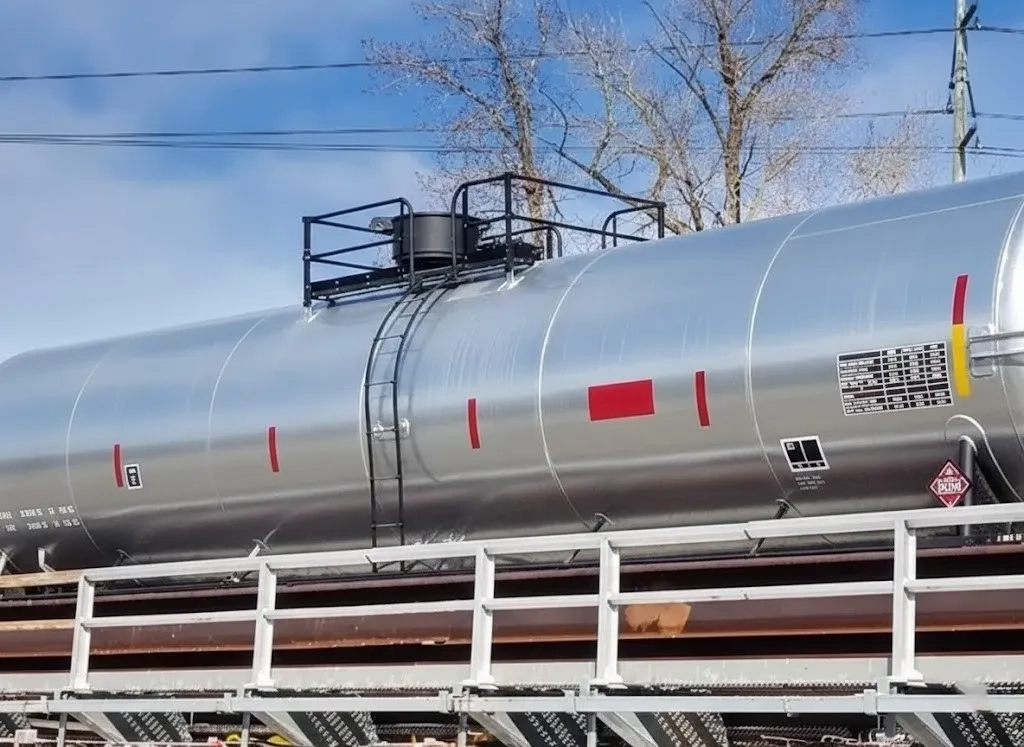 Вагон-цистерна для транспортування нафтопродуктів