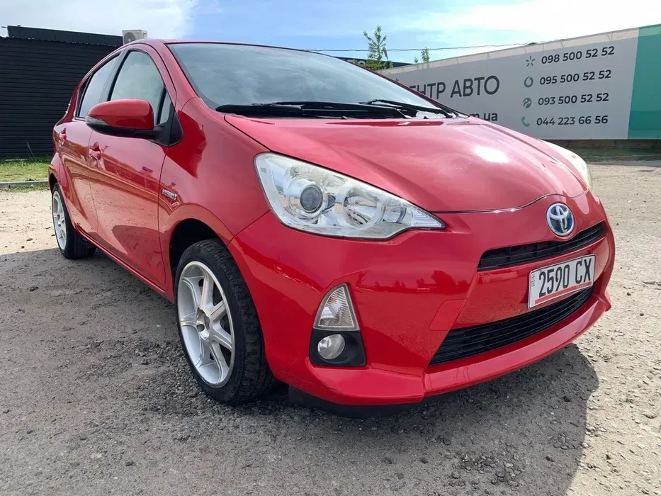 Авто Toyota Prius 2015