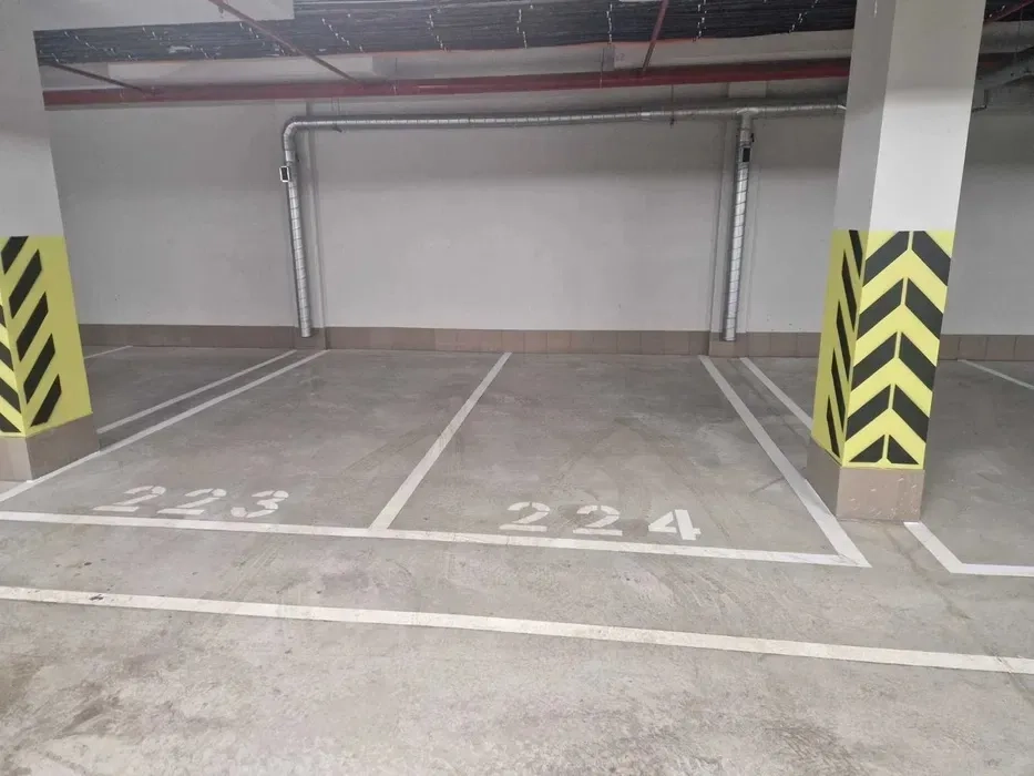 Паркомісце для авто в сучасному підземному паркінгу