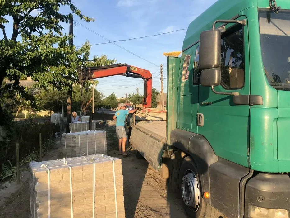 Надійні послуги маніпулятора з великою вантажопідйомністю: Швидка та безпечна доставка будівельних матеріалів та негабаритних вантажів.