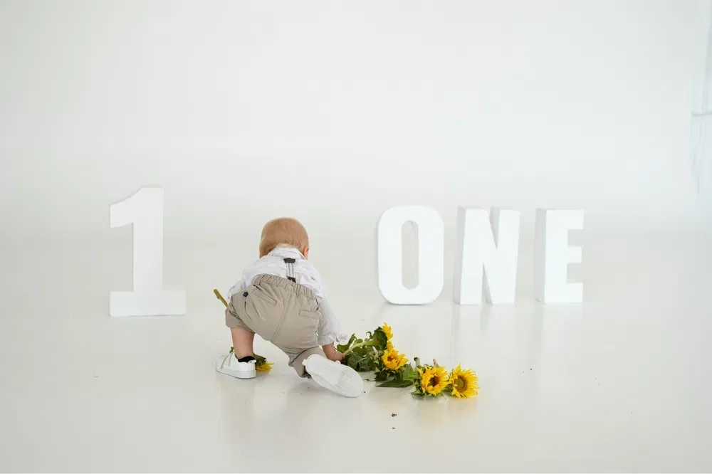 Літери букви ONE цифра один 1 для фотосесії