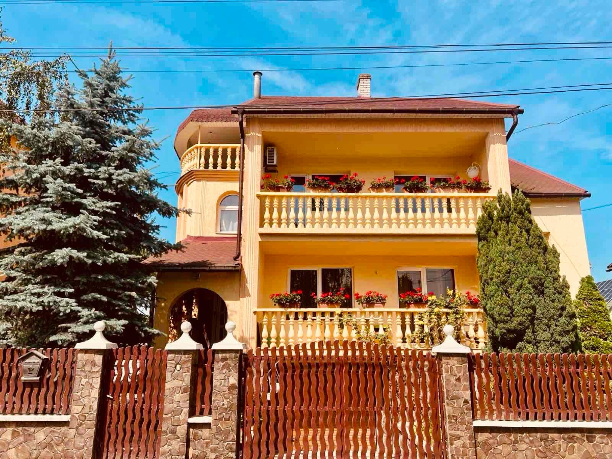 3 поверховий будинок з усіма зручностями