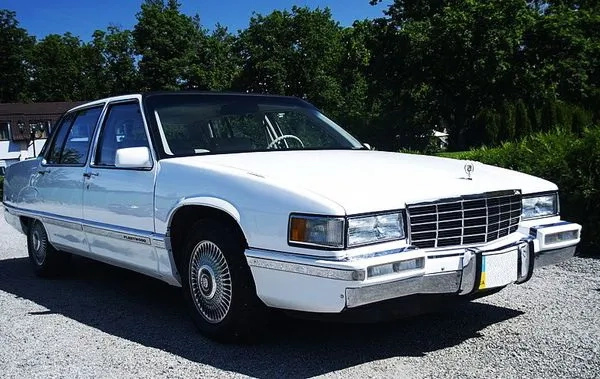 218 Ретро авто для зйомки фотосесії Cadillac Fleetwood білий