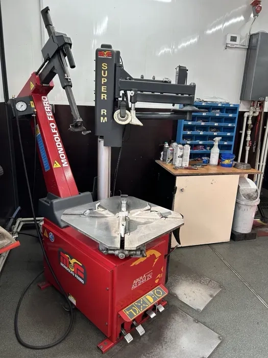 Професійний шиномонтаж для легкових автомобілів (R13-R23) у вашому місті.