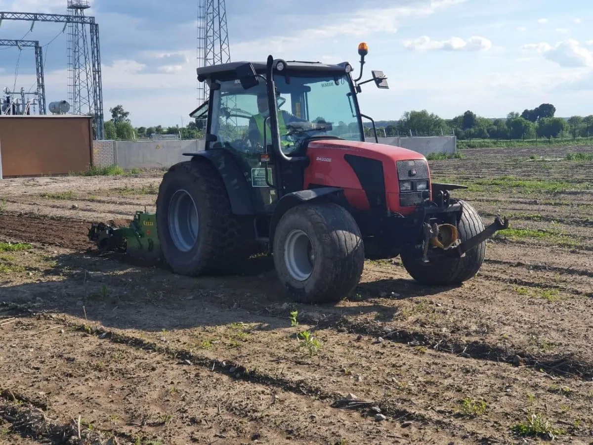 Трактор колісний MASSEY FERGUSON 2430