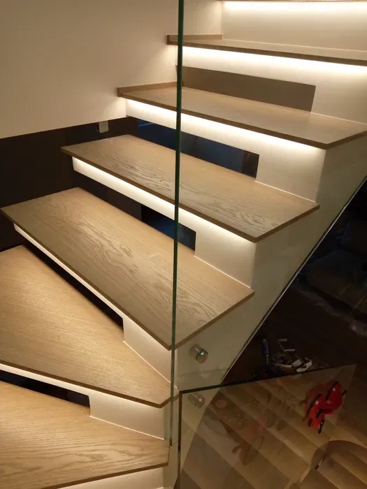 Сходи з дерева / обшивка бетонного каркасу деревом