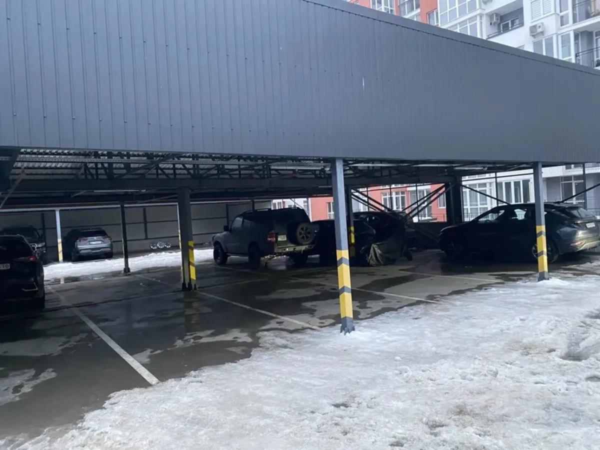 Зручне широке місце для авто: легкий заїзд та виїзд