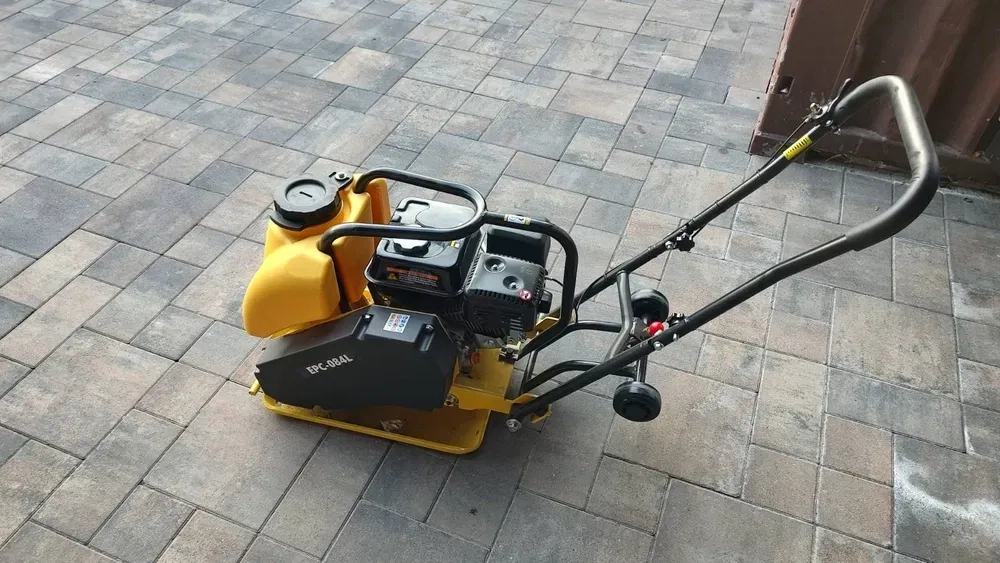 Бензинова віброплита