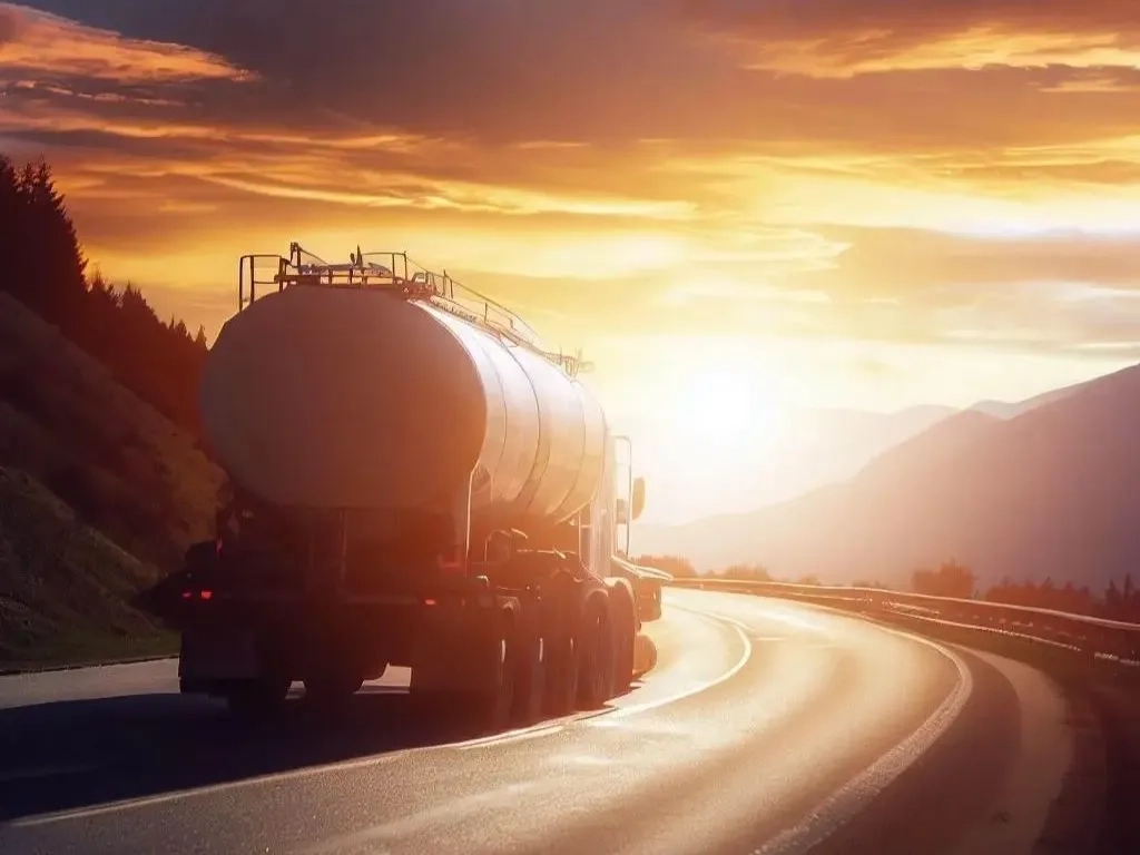 Перевезення небезпечних вантажів автотранспортом 48₴ кілометр