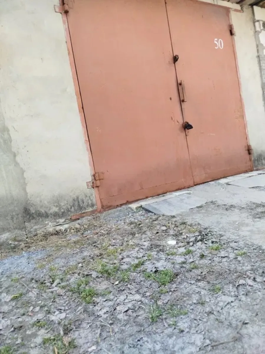 Просторий гараж з підключеною електрикою