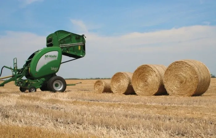 Тюкопрес MCHALE з трактором - для круглих рулонів