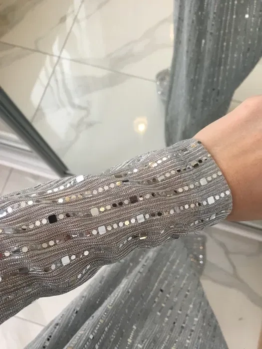 Вечірня сукня срібного кольору