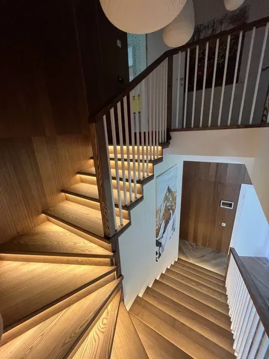 Виробництво та встановлення дерев'яних сходів, поручнів