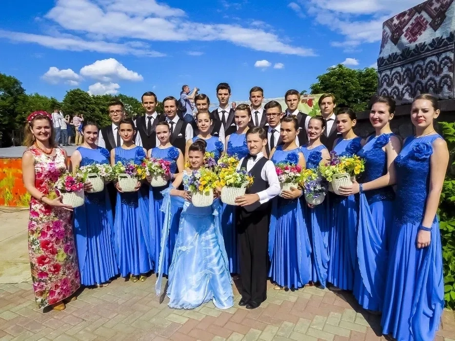 Однакови танцювальні плаття для вальсу!