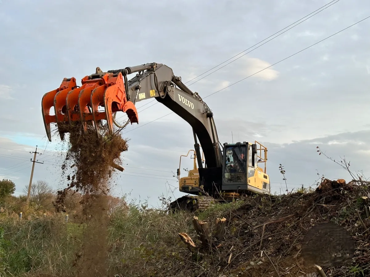 Гусеничний екскаватор Volvo 300 для викорчовування пнів та розліснення дерев.