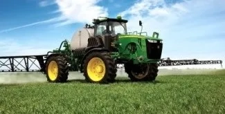 Обприскувач полів та розкидання мінеральних добрив