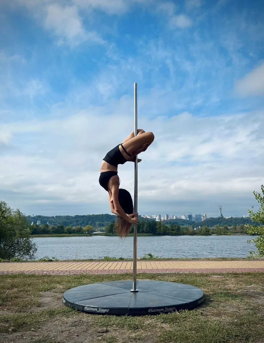 пілон з подіумом