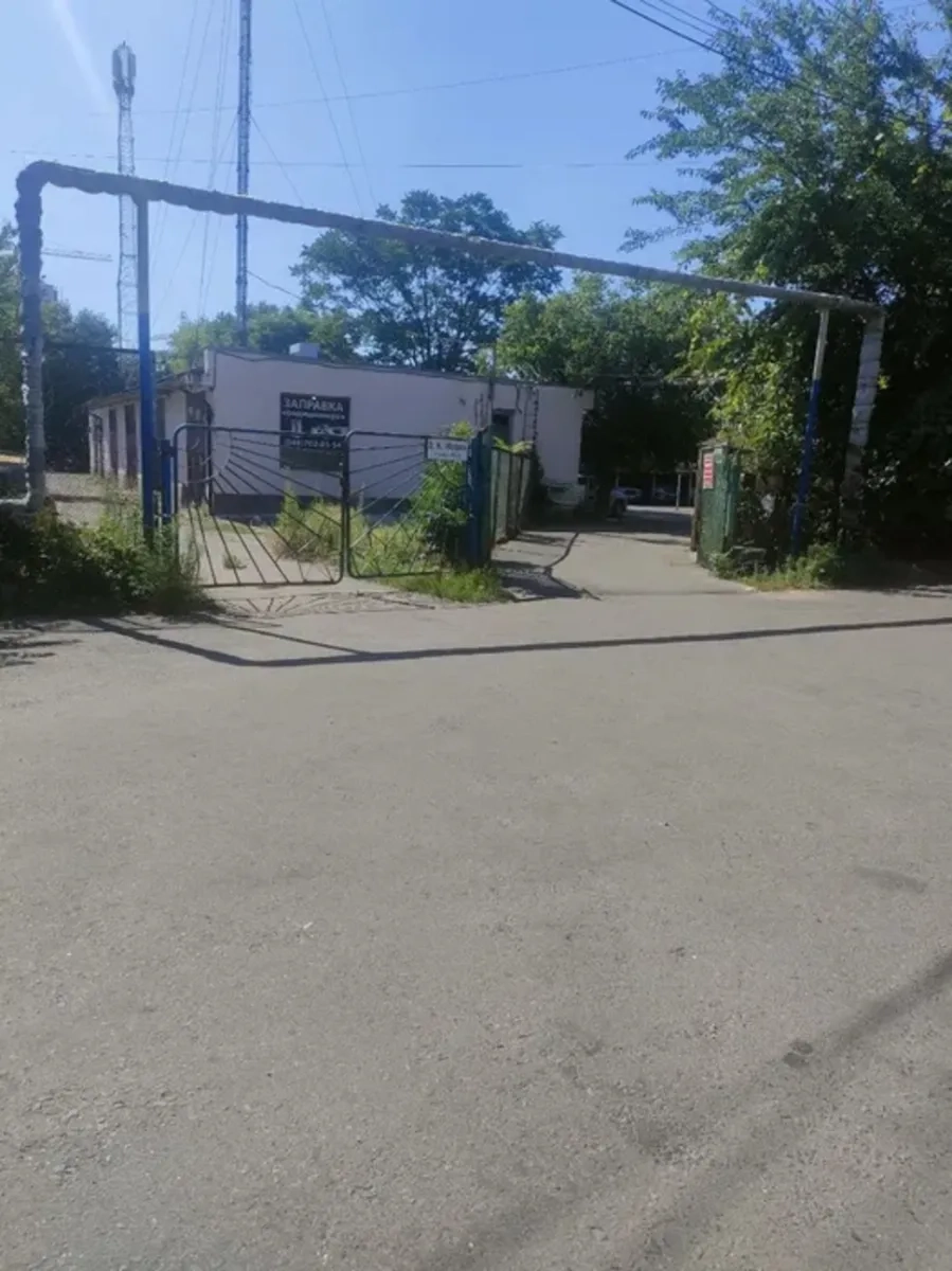 Місце на критій парковці — вул. Інглезі (р-н тиру «Ствол»)