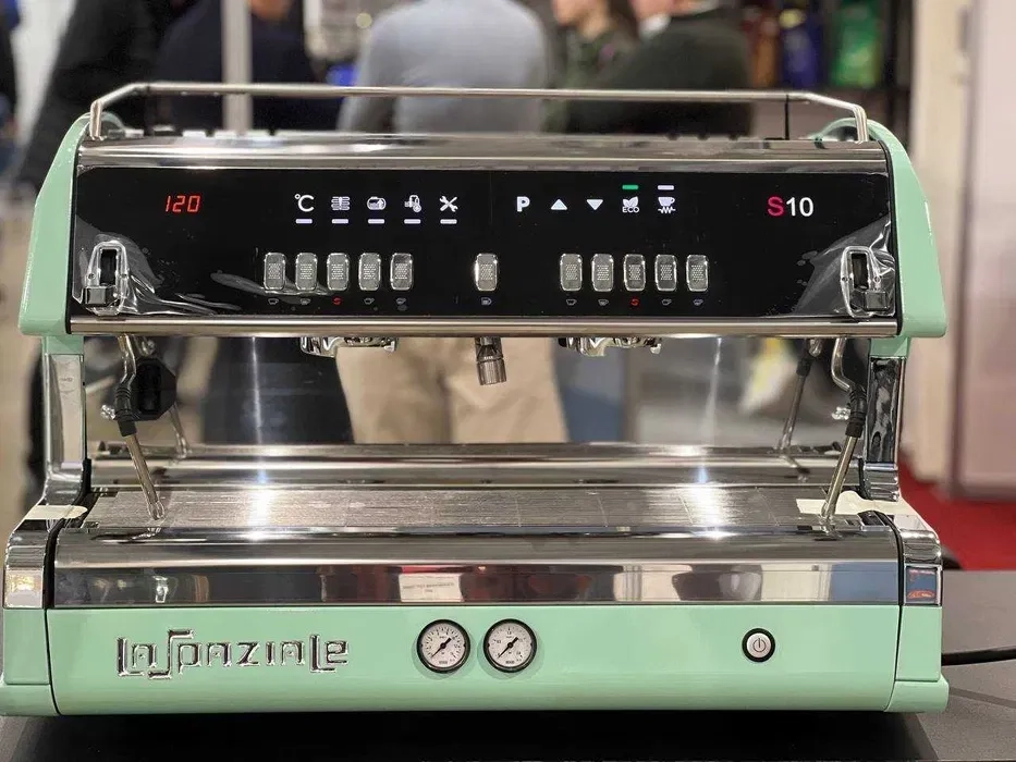 Кавомашина з кавою