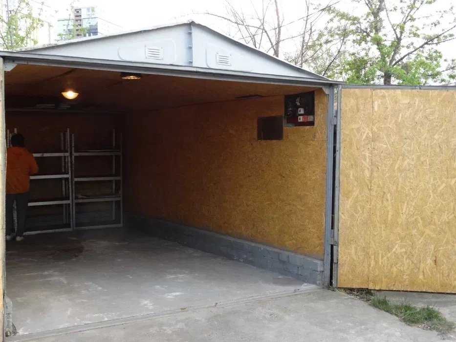 Просторий гараж для зберігання запчастин та обладнання