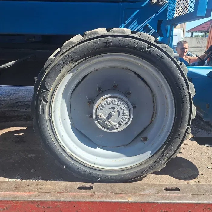 Ножичний підйомник 13м в : електричний привід, велика платформа та швидка доставка!