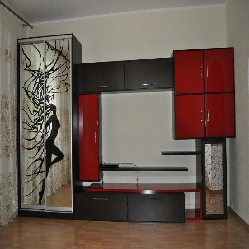 Виготовленням меблів за індивідуальними проектами, та виробів зі скла на замовлення