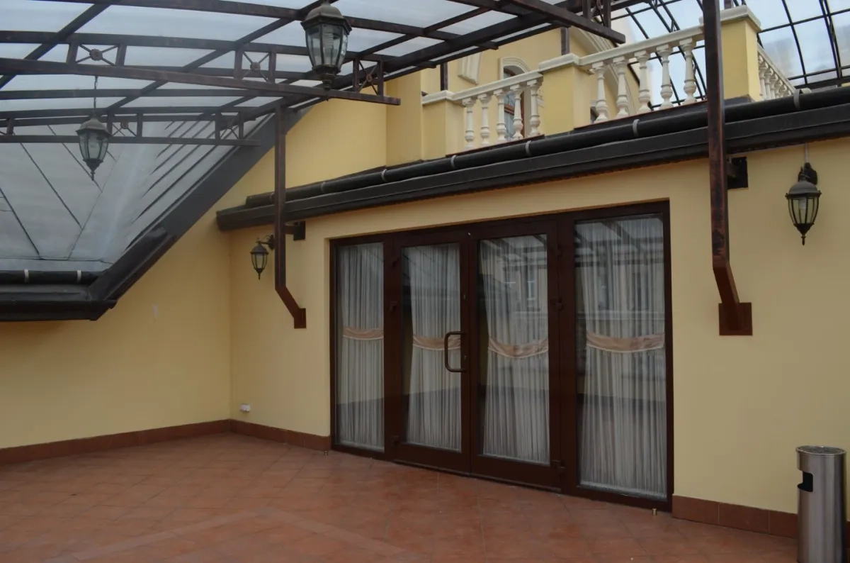 Високе цокольне приміщення з вікнами