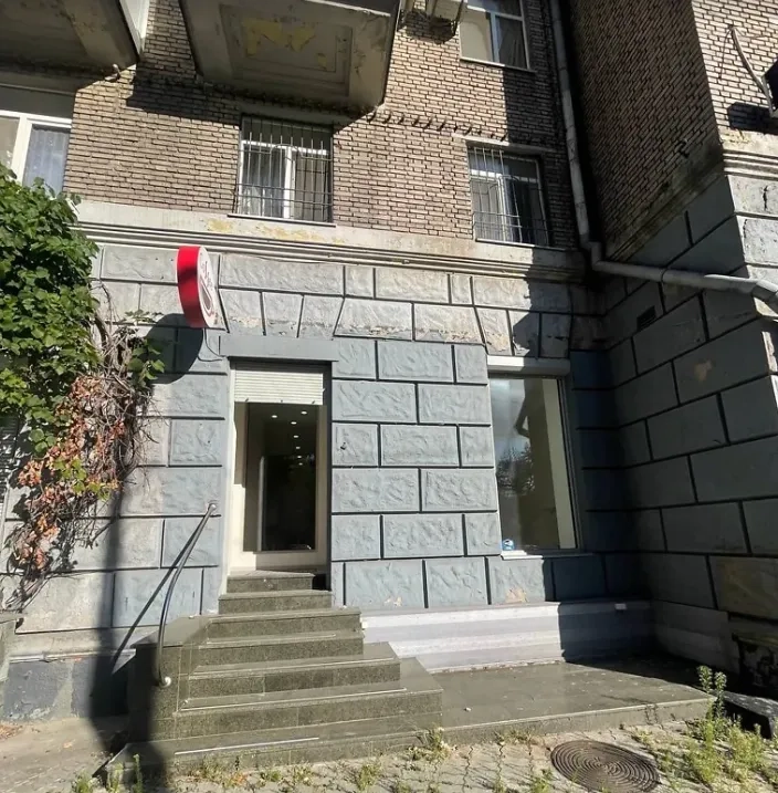 Комерційне приміщення на просп. Яворницького Дмитра, площа 62.5 кв.м