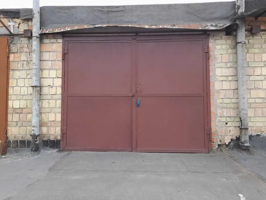 Капітальний цегляний гараж: сухий та надійний