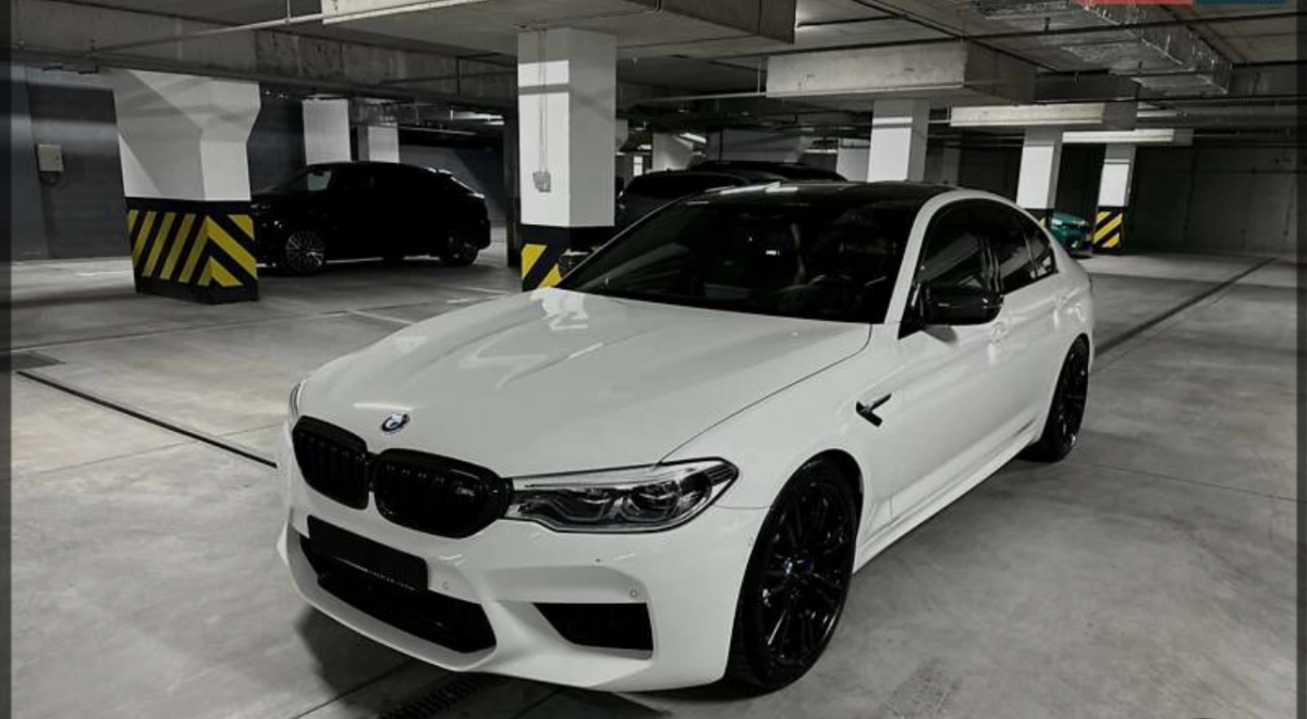 Шикарне БМВ, білого кольору для перевезень та свят