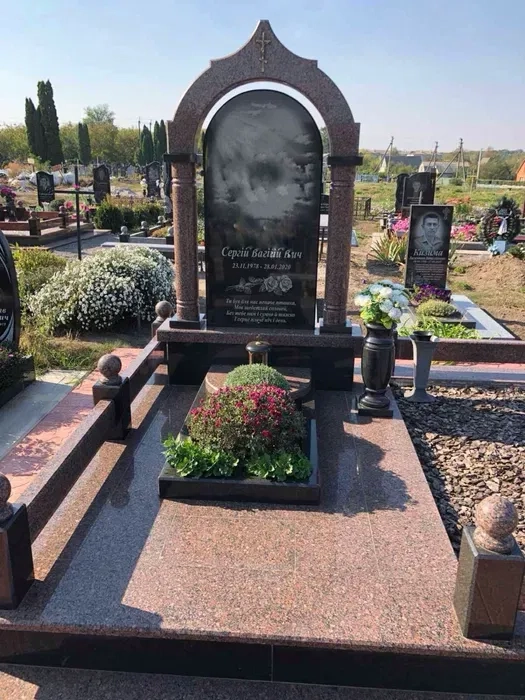 Якісне виготовлення та професійне встановлення памʼятників