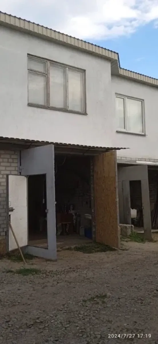 Двоповерховий гараж з підвалом