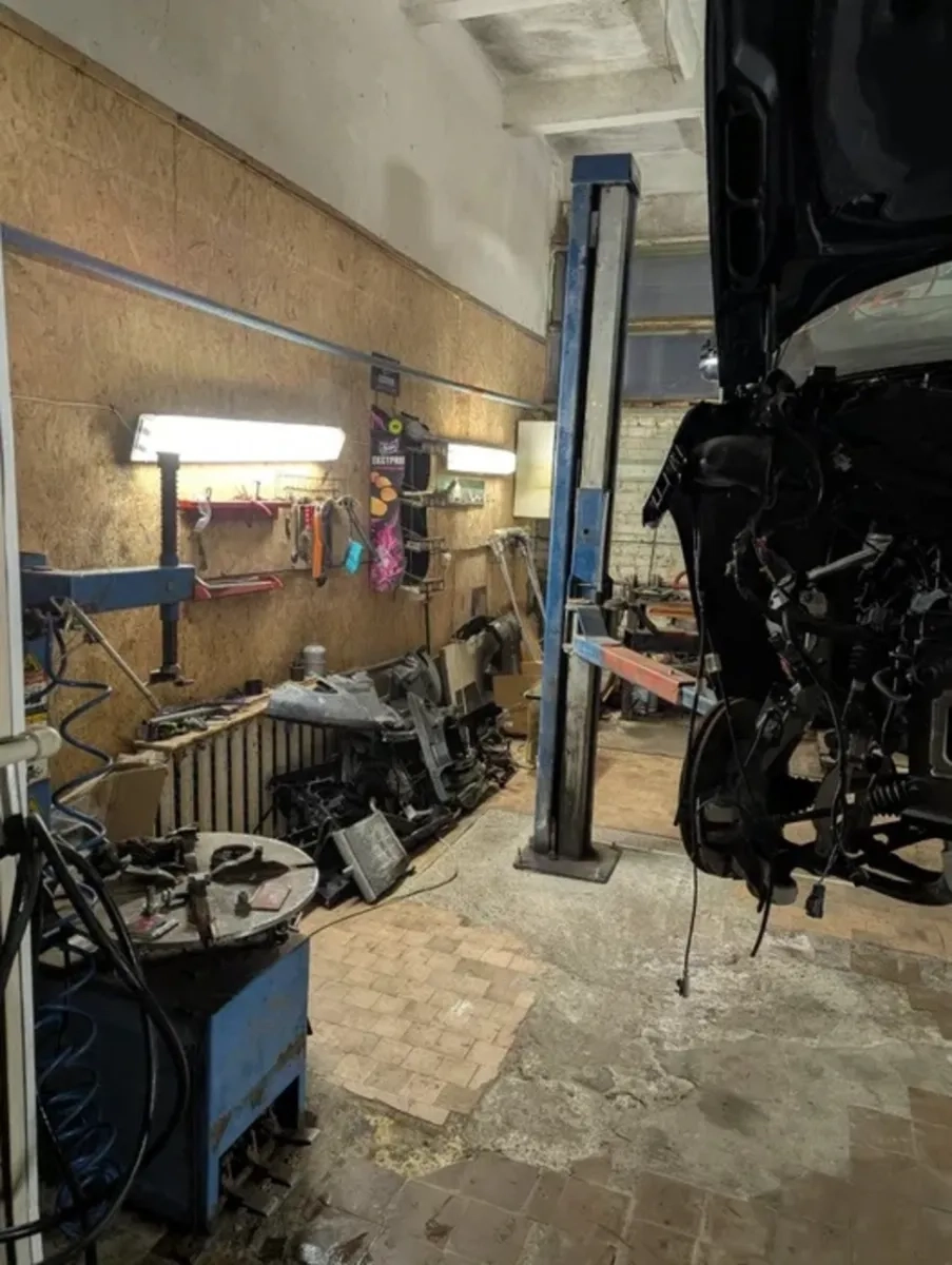 Гараж у зручному районі для авто та зберігання