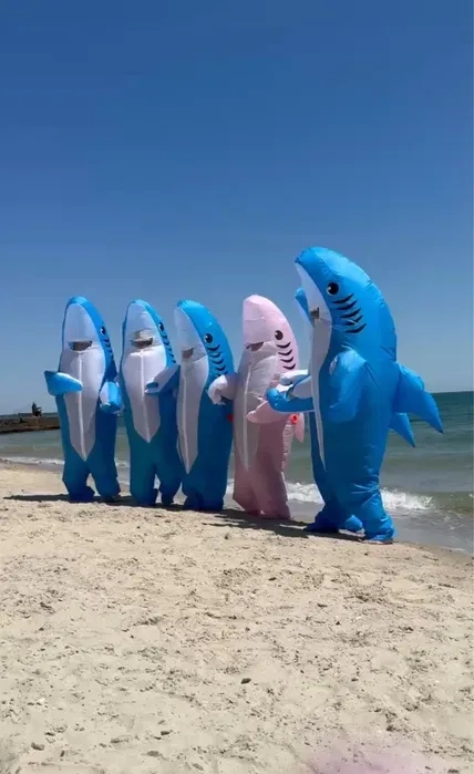 Надувна акула, ростова лялька, вітання з днем народження