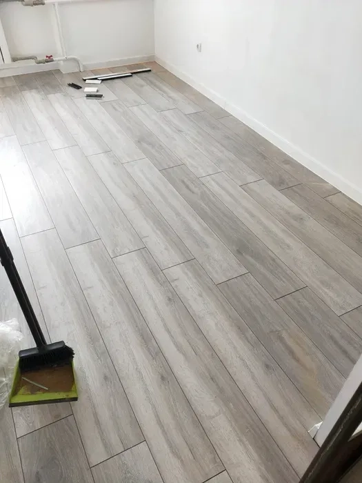 Монтаж ламінату та плінтусів