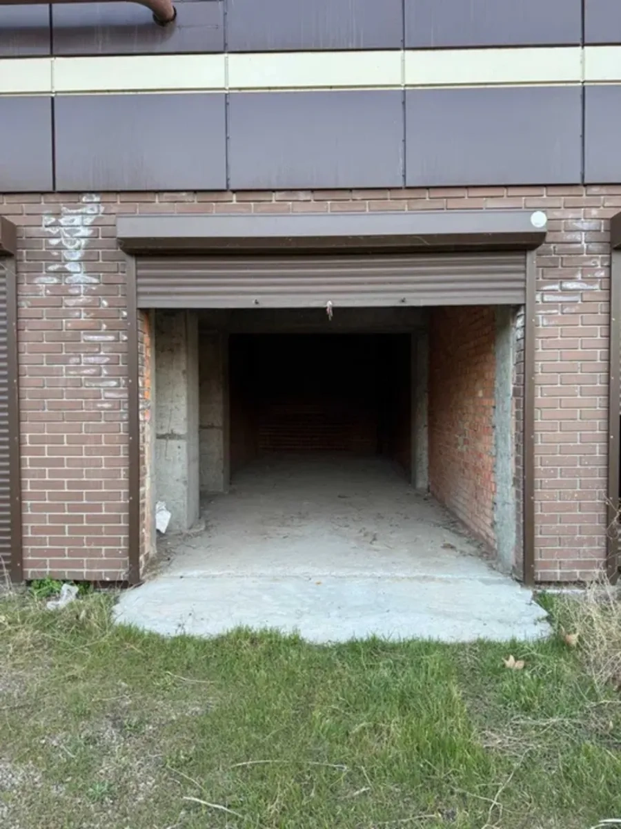 Гараж для паркування автомобіля або використання як склад.