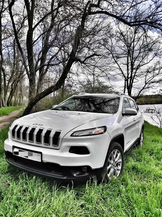 Стильне авто американць Jeep Cherokee з водієм