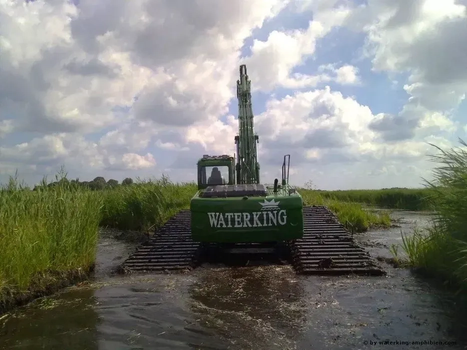 Плаваючий екскаватор Амфібія. Очиста озера ставка від мулу.