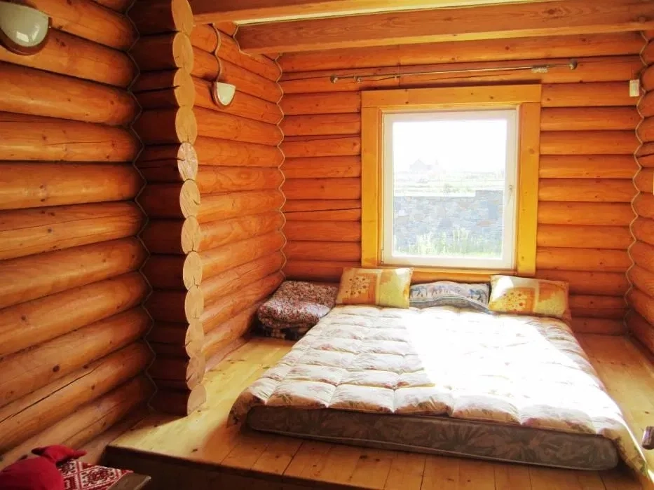 Відпочинок в Карпатах окремий деревяний еко котедж, камін. Будинок.