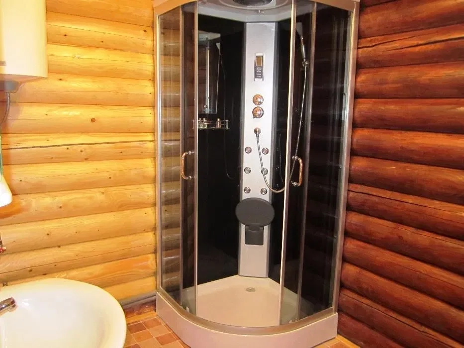 Відпочинок в Карпатах окремий деревяний еко котедж, камін. Будинок.