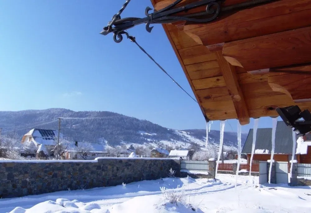 Відпочинок в Карпатах окремий деревяний еко котедж, камін. Будинок.